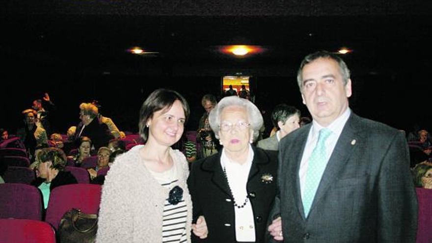 Josefa Suárez García, ayer en el Prendes, entre García Corte y Riego.