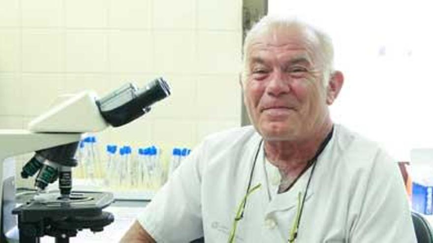 Javier Sánchez, en el laboratorio de Microbiología del hospital Can Misses