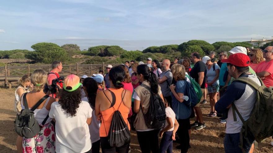 Vecinos de Marbella, en una visita a las dunas de Artola. | L.O.