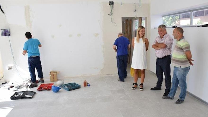 La delegada de Educación, Patricia Alba, visita las obras del IES Christine Picasso.