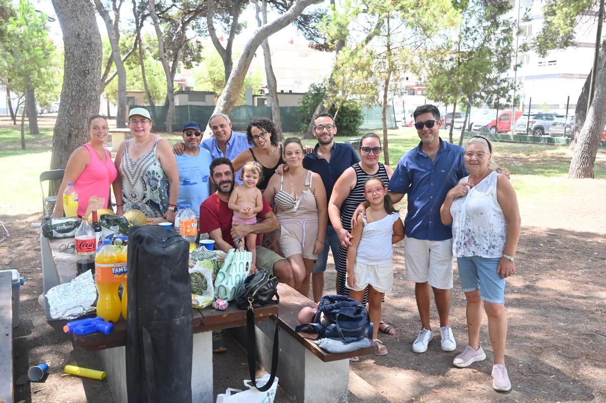Vecinos de Castelló disfrutando de la jornada en el Pinar.