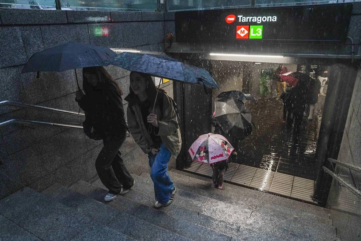 Lluvia intensa en el barrio de Sants de Barcelona, la mañana del 6 de noviembre