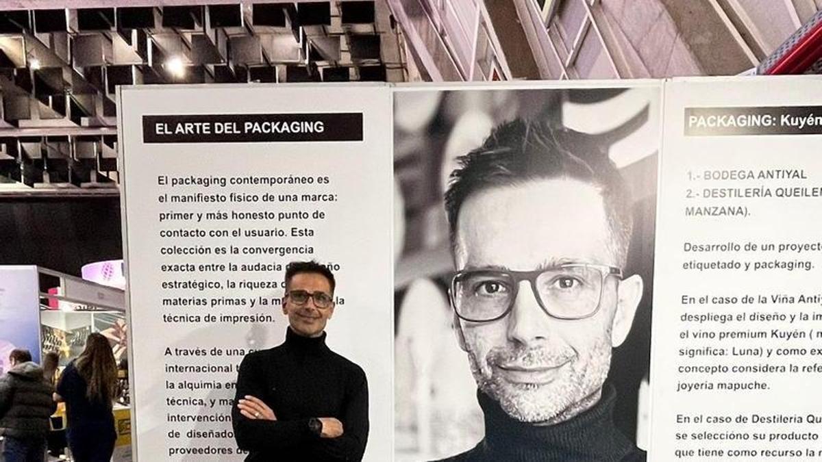 Javier Garduño, en su stand de la feria en Santiago de Chile.