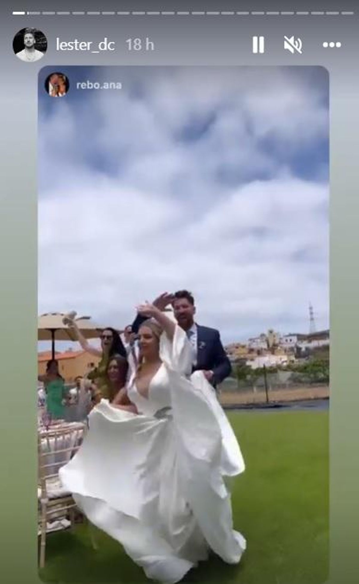 El vestido de novia elegido por Patri para su gran día: corte princesa, con escote y espalda al descubierto