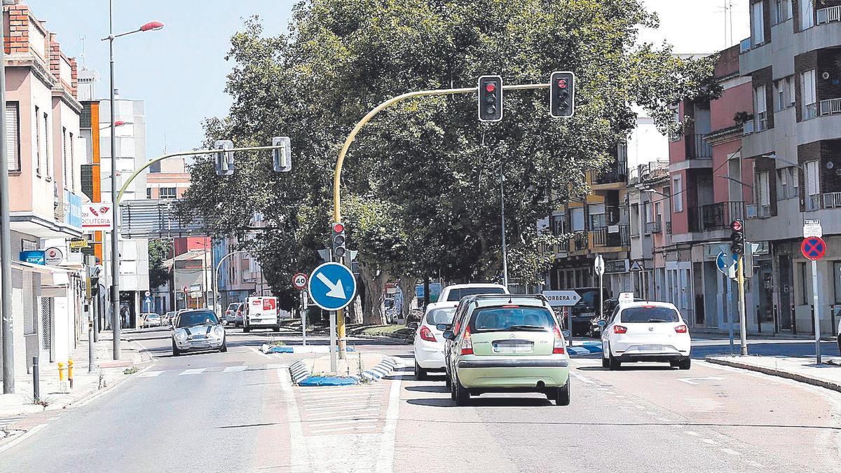 La antigua travesía de la N-332, a la que se añadirán carriles-bici y más espacios peatonales en la reforma.
