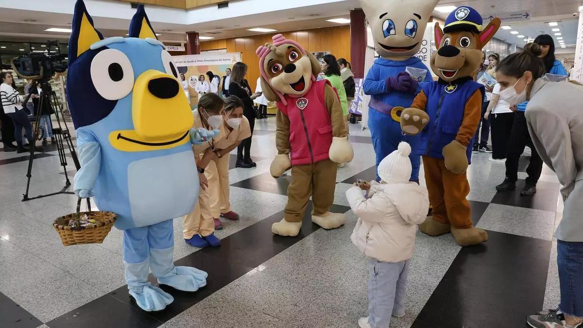 Pequeños y familiares en el acto organizado por Asanog en el hall del Hospital Clínico de Santiago.