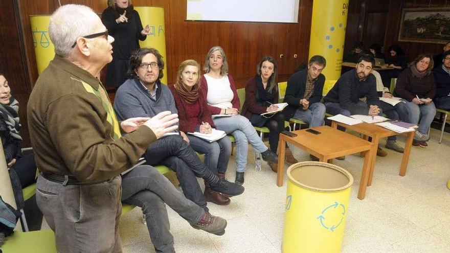 Un vecino de Palavea habla durante el &#039;Dillo Ti&#039; del barrio, en febrero.