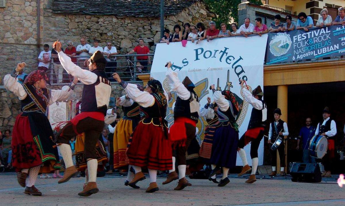 El Festival Folk-Rock Nas Portelas de Lubián acoge actividades que ponen en valor el folklore local y regional.