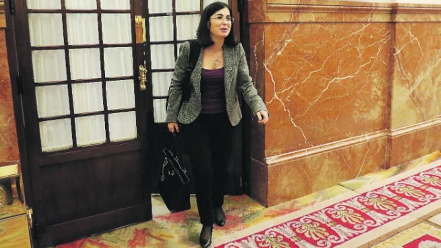 La ministra Carolina Darias sale del sale del salón de plenos en una de sus útimas comparecencias.