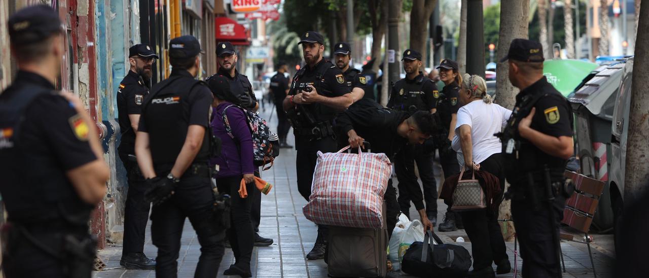 La Policía Nacional desaloja las fincas de Peris i Valero convertidas en vertedero