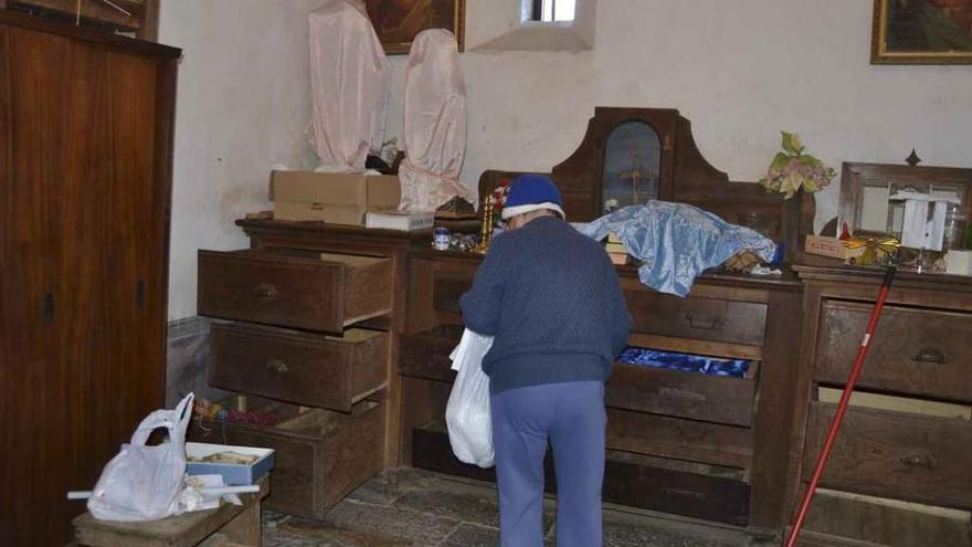 Una vecina comprueba el revuelo en la ermita de San Martín del Terroso.