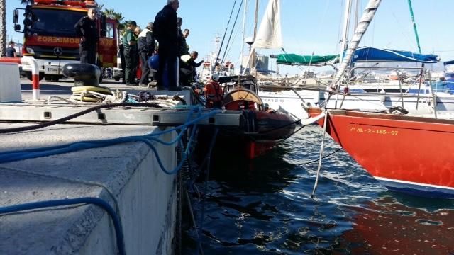 Buscan a una mujer en el agua en el Muelle Uno