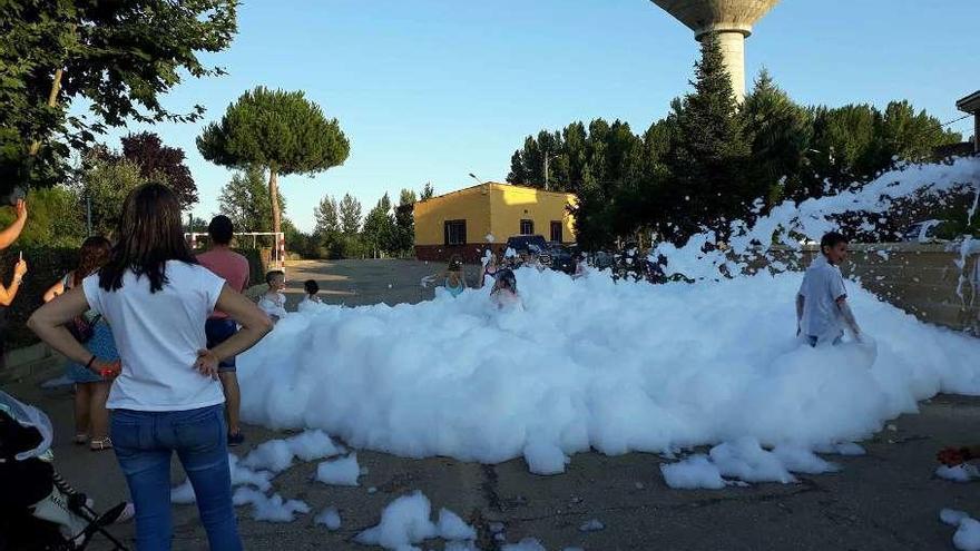 Los padres contemplaron cómo disfrutaban los niños con la fiesta de la espuma.