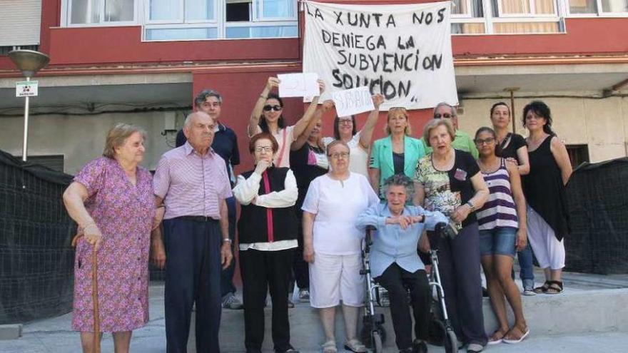 Los vecinos se concentraron ayer frente al edificio, con el ascensor en obras. // Iñaki Osorio