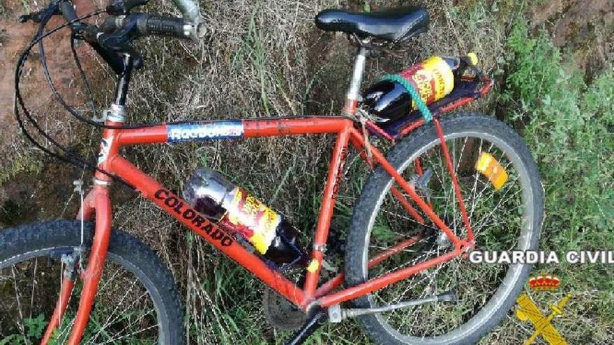 &quot;Es para la sed&quot;, aduce un ciclista pillado ebrio y con dos botellas de vino en la bici