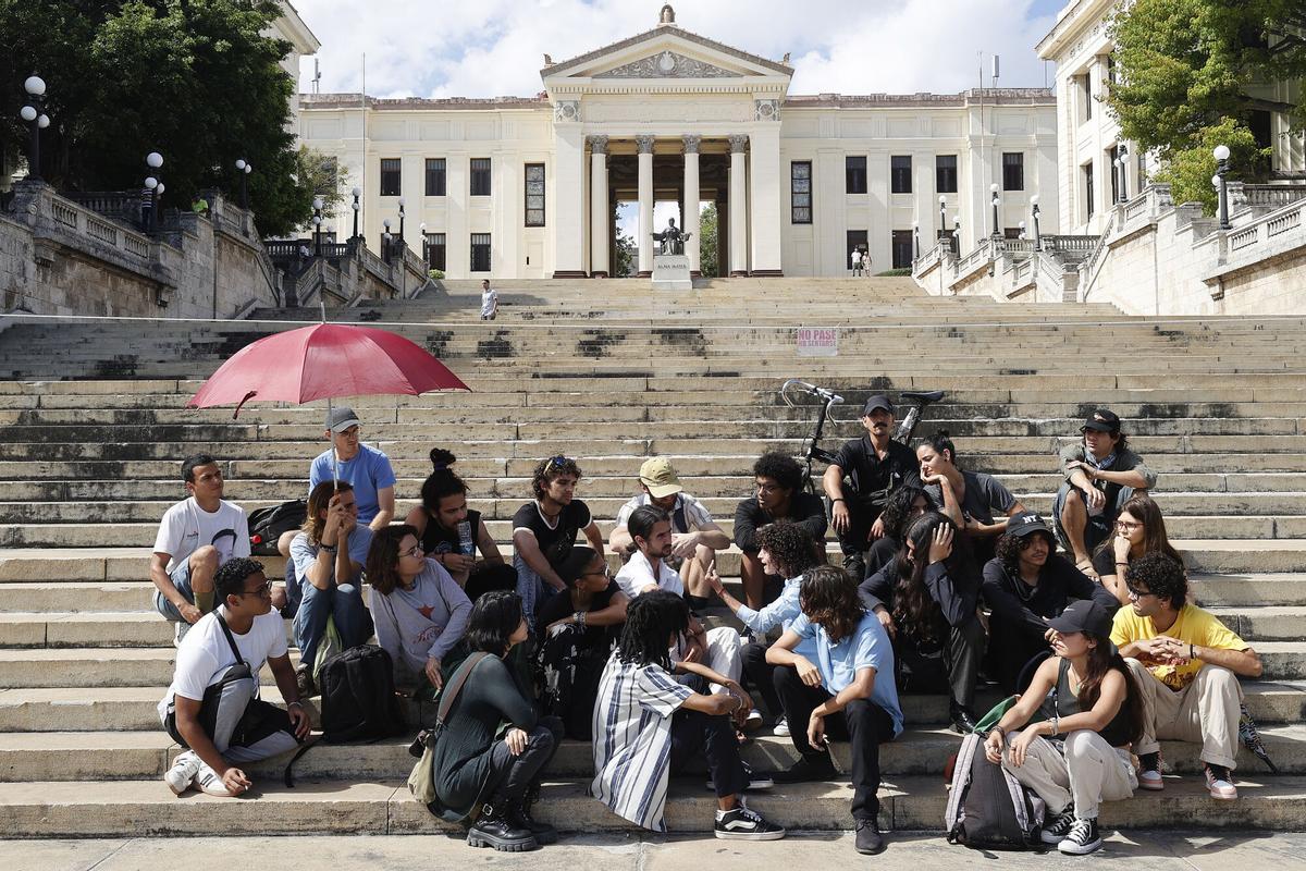 Personas se manifiestan este lunes, frente a la Universidad de La Habana