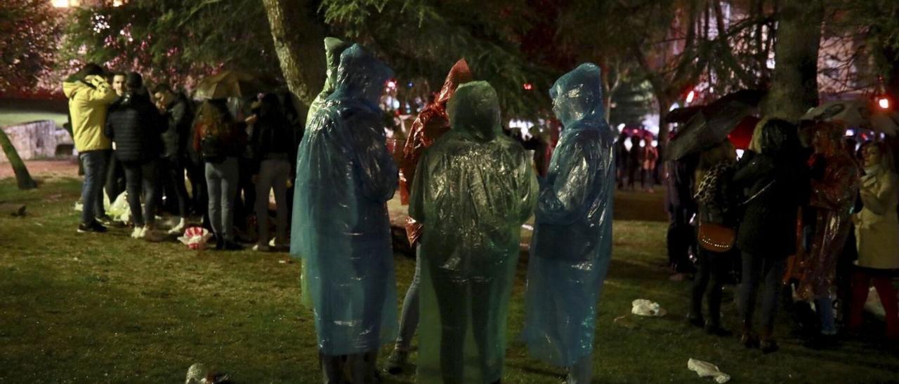 Algunos de los asistentes al botellón de 2019, marcado por la lluvia. |