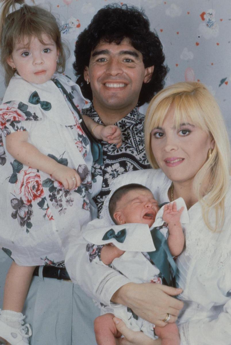 Diego Maradona con su esposa Claudia y sus hijas Dalma y Yanina