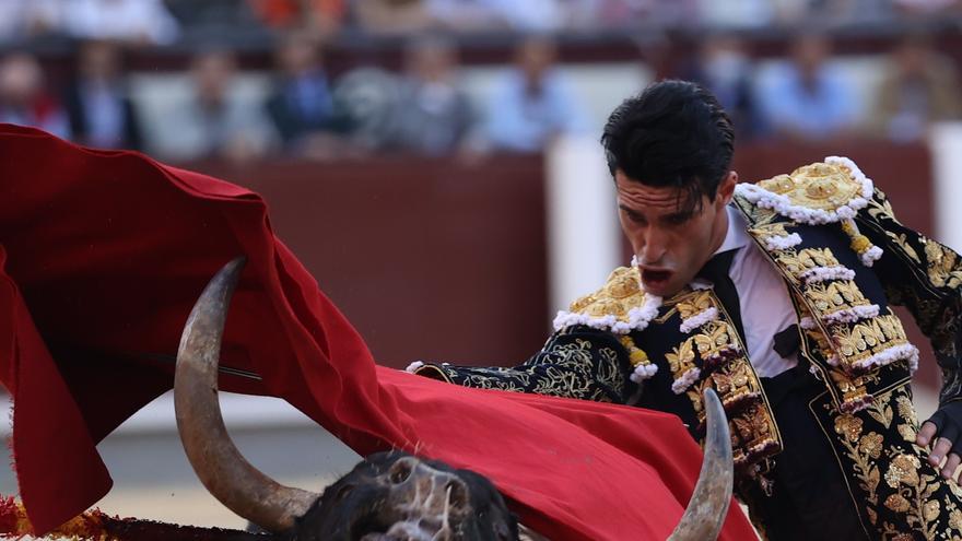 El equilibrio de Talavante en la grieta aterradora de Las Ventas