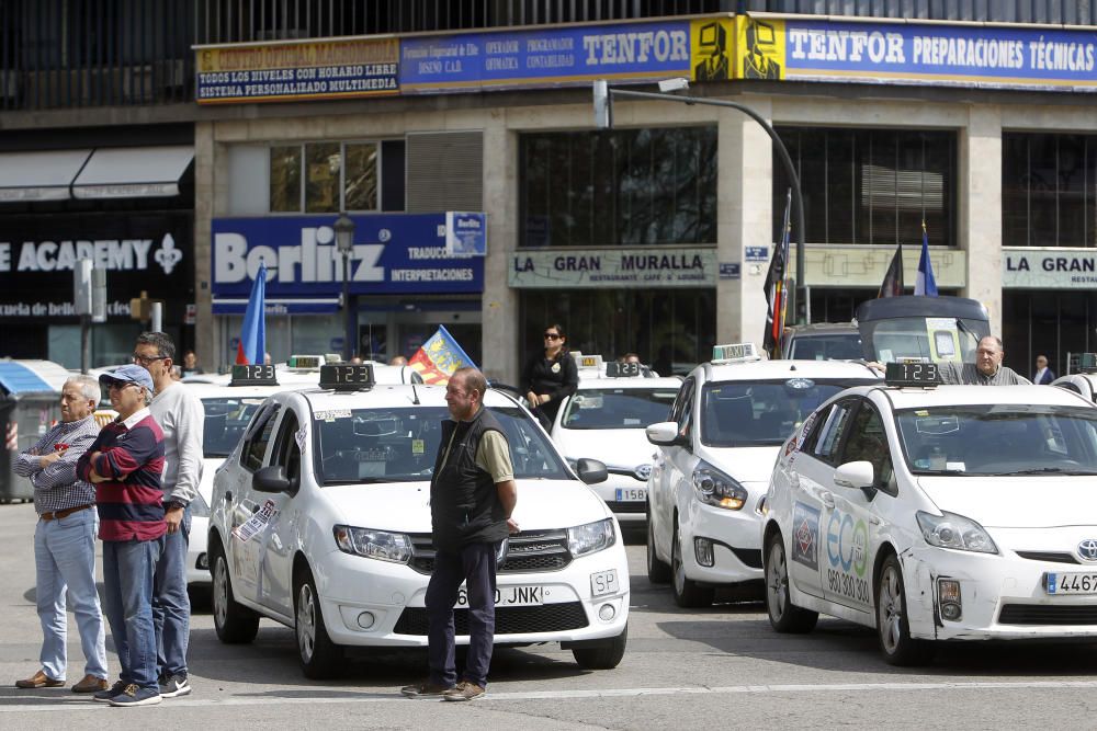 Los taxistas marchan contra los coches con conductor