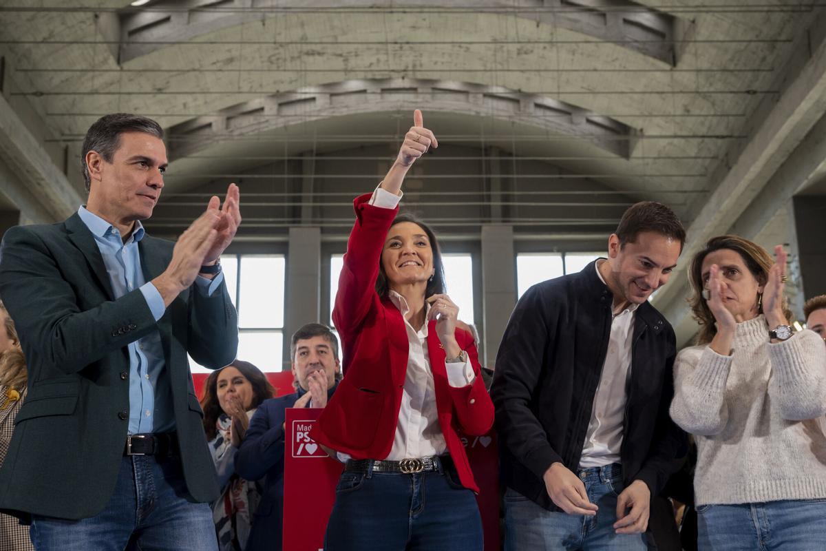 Pedro Sánchez con la que fue su candidata en Madrid, Reyes Maroto, en la campaña de las últimas elecciones municipales.