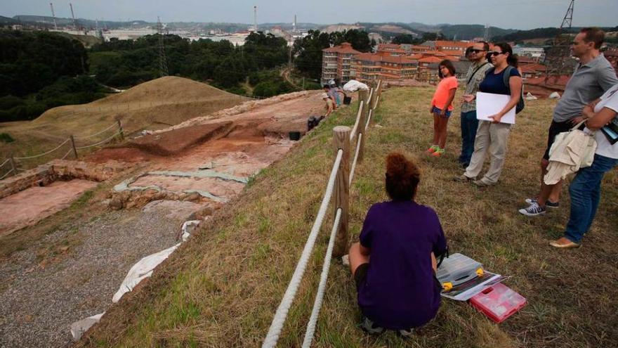 Visitantes, ayer, en el yacimiento del castillo de Gauzón.