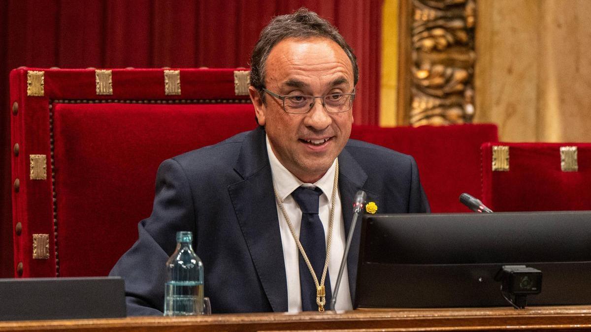 El nuevo presidente del Parlament, Josep Rull, sentándose por primera vez su puesto de honor