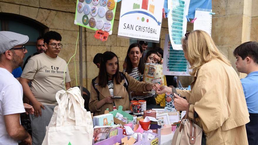 Cooperativas educativas toman la plaza de España de Avilés para convertir a los alumnos en jóvenes empresarios: "Aprendemos a vender nuestros productos y a trabajar de cara al público"