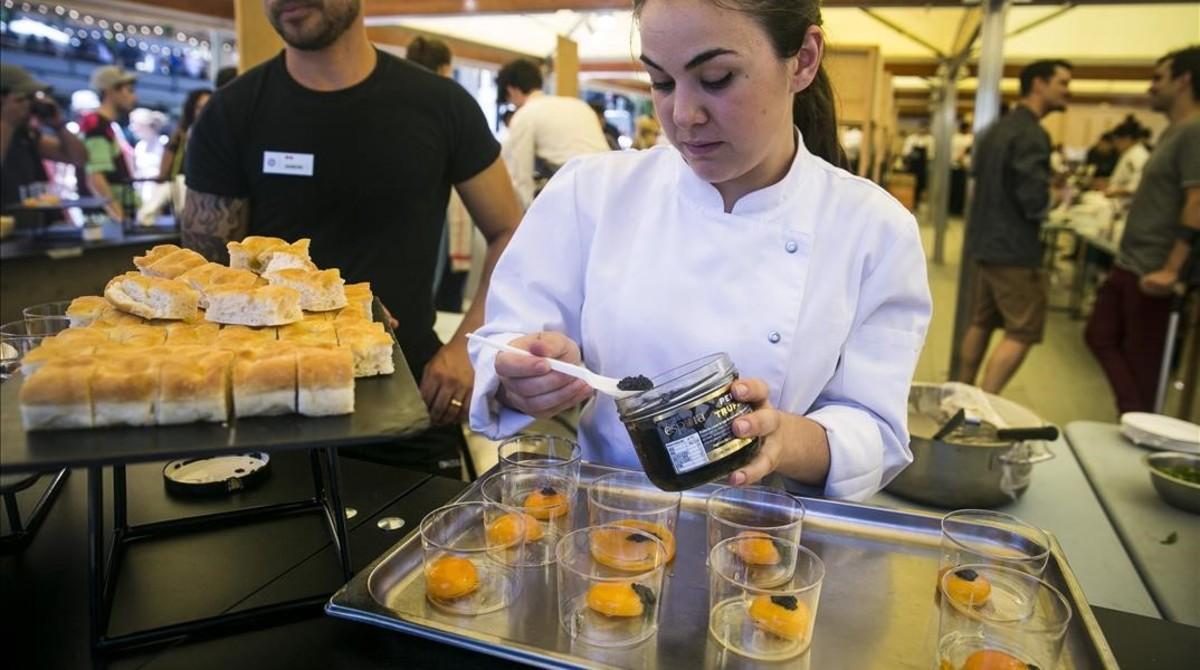 Preparación de uno de los platillos del Tast a La Rambla, en una anterior edición.