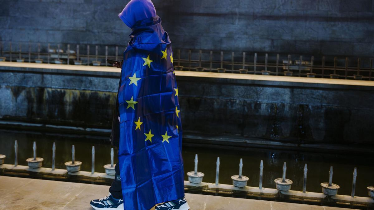 Una persona envuelta en una bandera europea