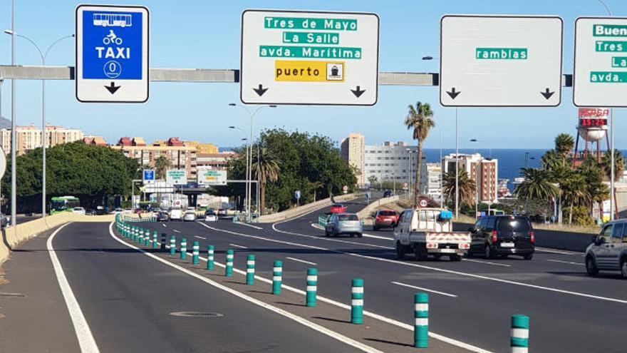 Los carteles informativos para anunciar que los vehículos 0 emisiones pueden utilizar el carril bus de la TF-5.