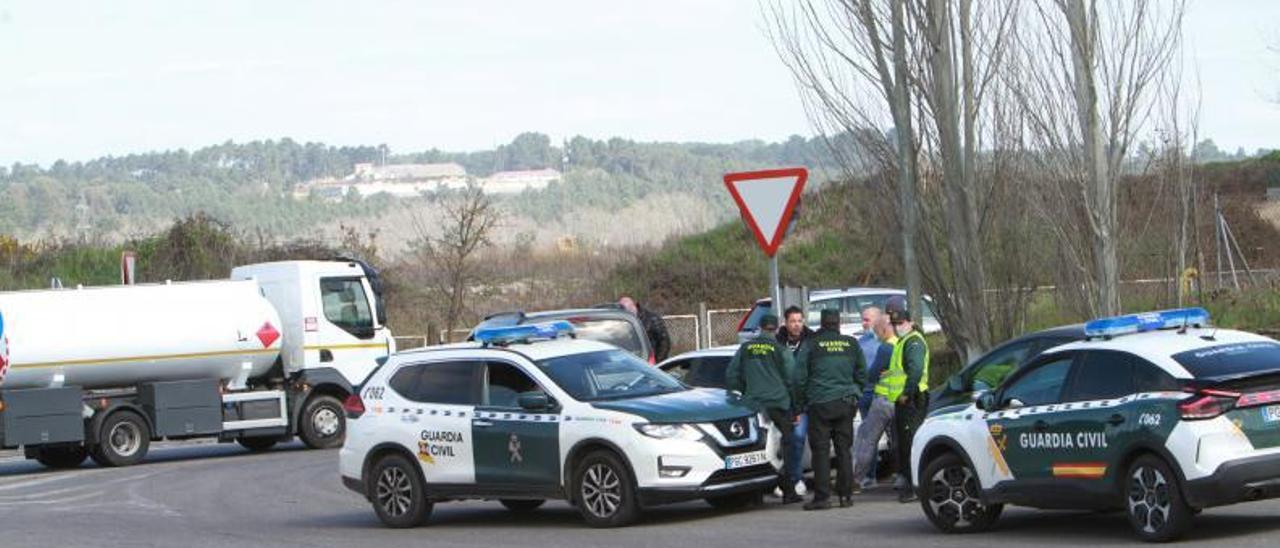 Agentes de la Guardia Civil hablan con los camioneros en un piquete en un polígono.   | // IÑAKI OSORIO