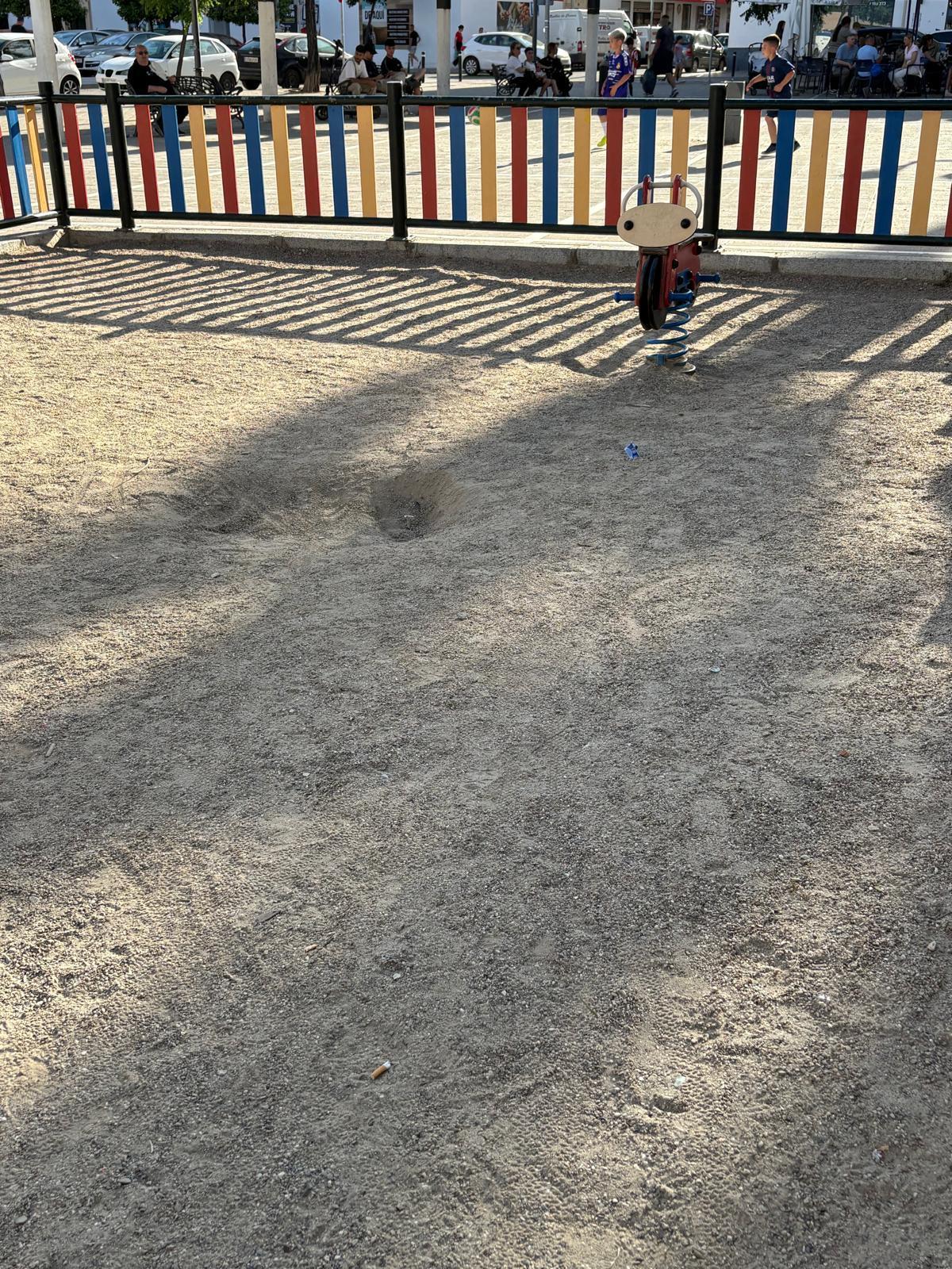 Agujero en la zona de arena del parque infantil al que hace alusión Facua Córdoba.