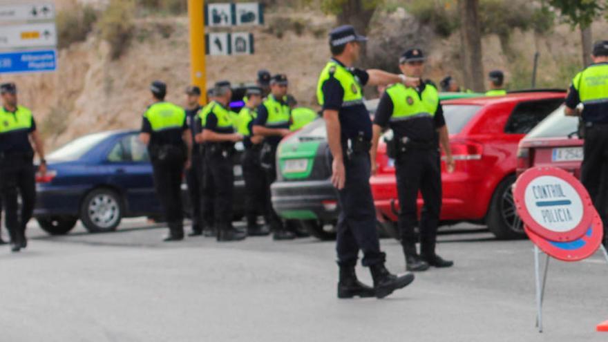 Agentes de la Policía Local de Villena durante un control rutinario de tráfico en los accesos al casco urbano