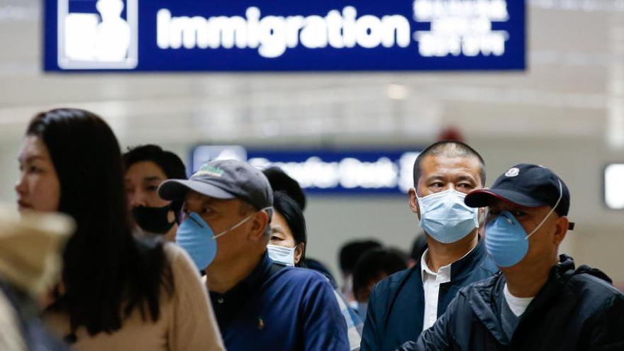 Varios ciudadanos chinos, en el aeropuerto con mascarillas.
