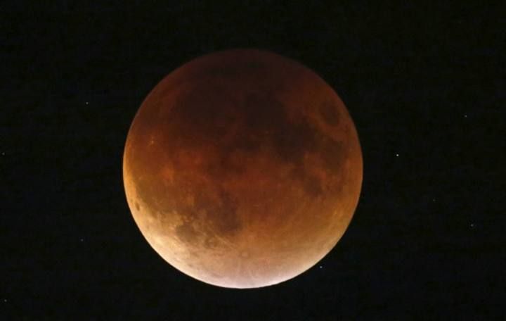 A blood moon is seen in the sky in Wilmette