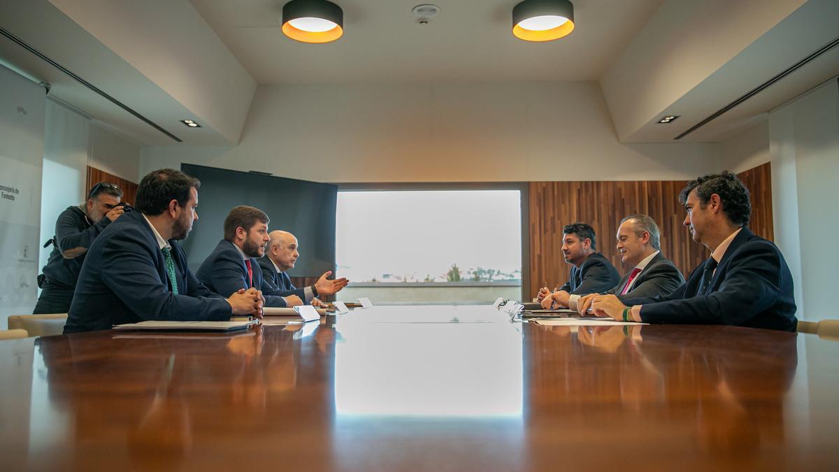 Reunión entre el consejero de Fomento de C-LM, Nacho Hernando, y el consejero de Infraestructuras, Transporte y Vivienda de Extremadura, Manuel Martín.