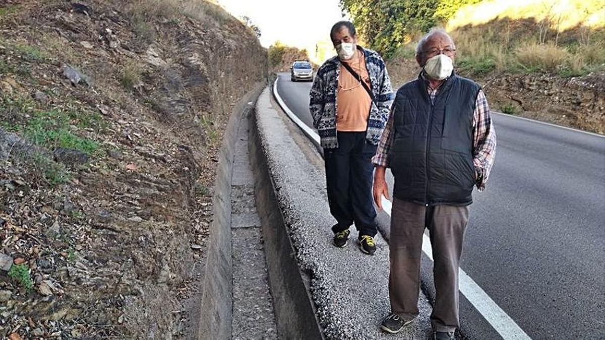 Vecinos de Monte Dorado, en el tramo que comparten peatones, ciclistas y vehículos a motor.