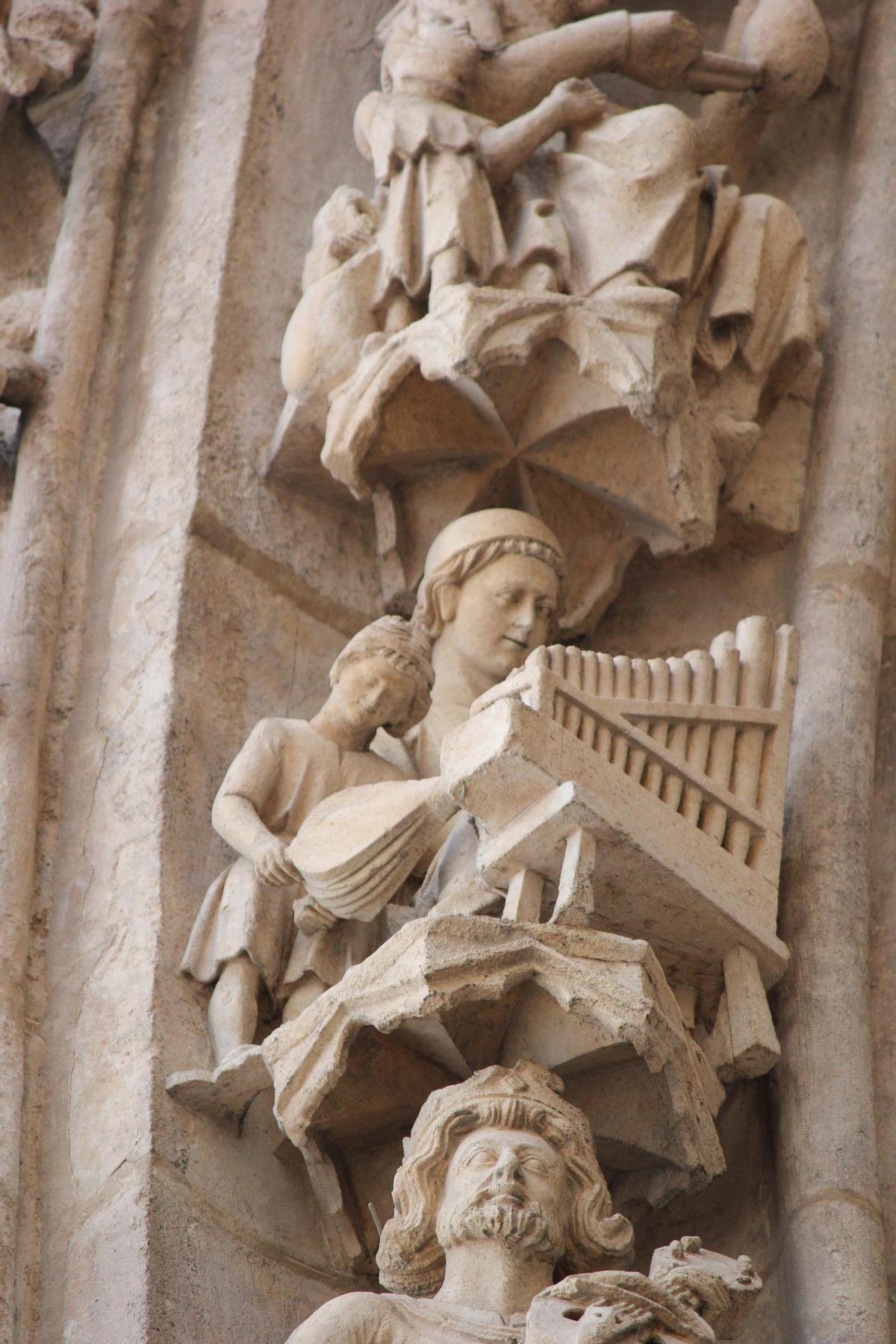 BURGOS. detalle de la portada de el Sarmental