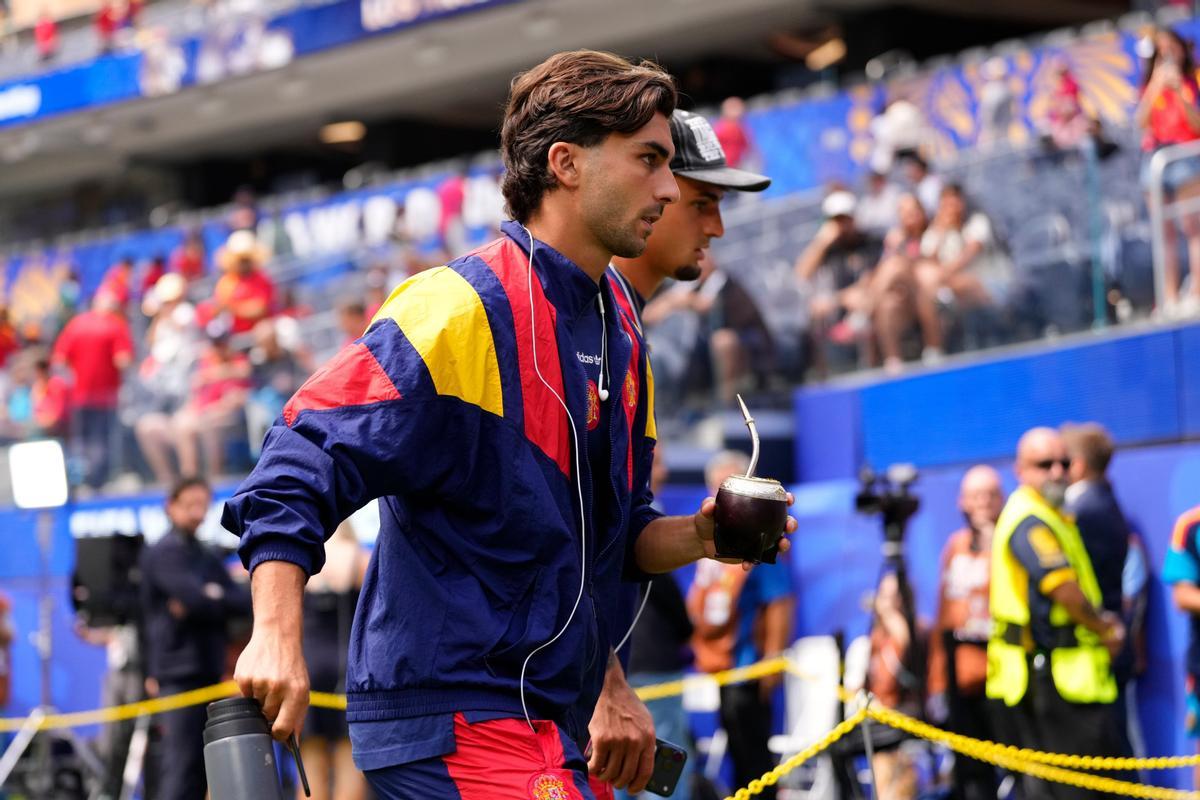 Ferran Torres tomando mate durante el Mundial