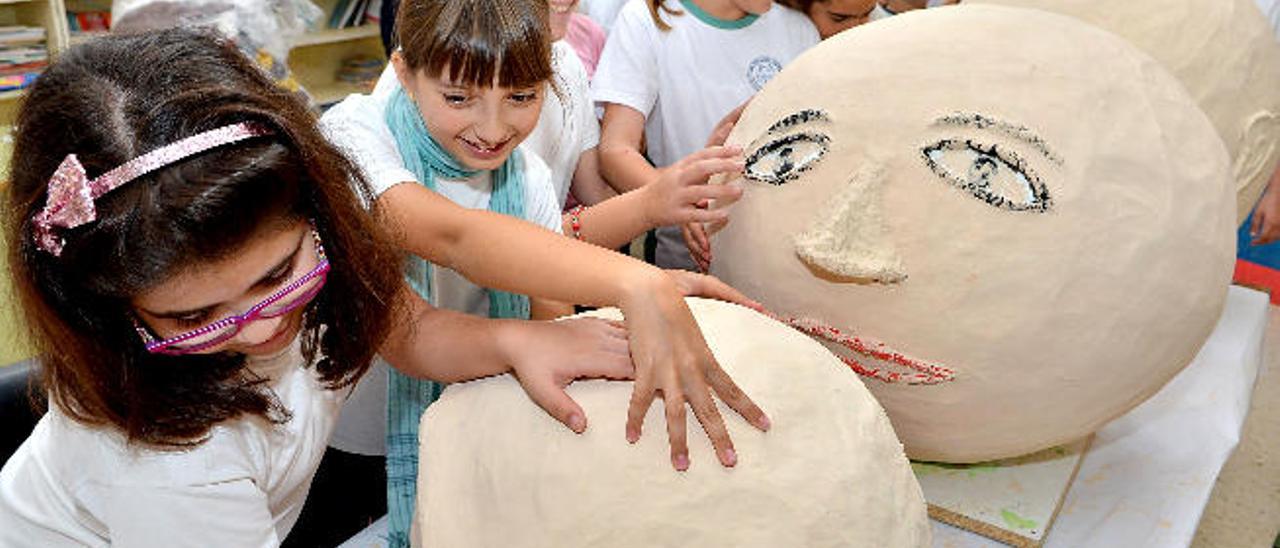 Los alumnos de sexto de primaria del colegio León y Castillo de Telde mientras trabajan con los papagüevos que utilizarán en el pasacalles.