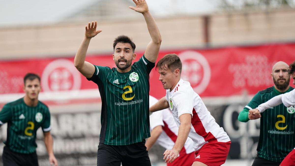 Víctor Colo, central del Moralo, reclama el balón.