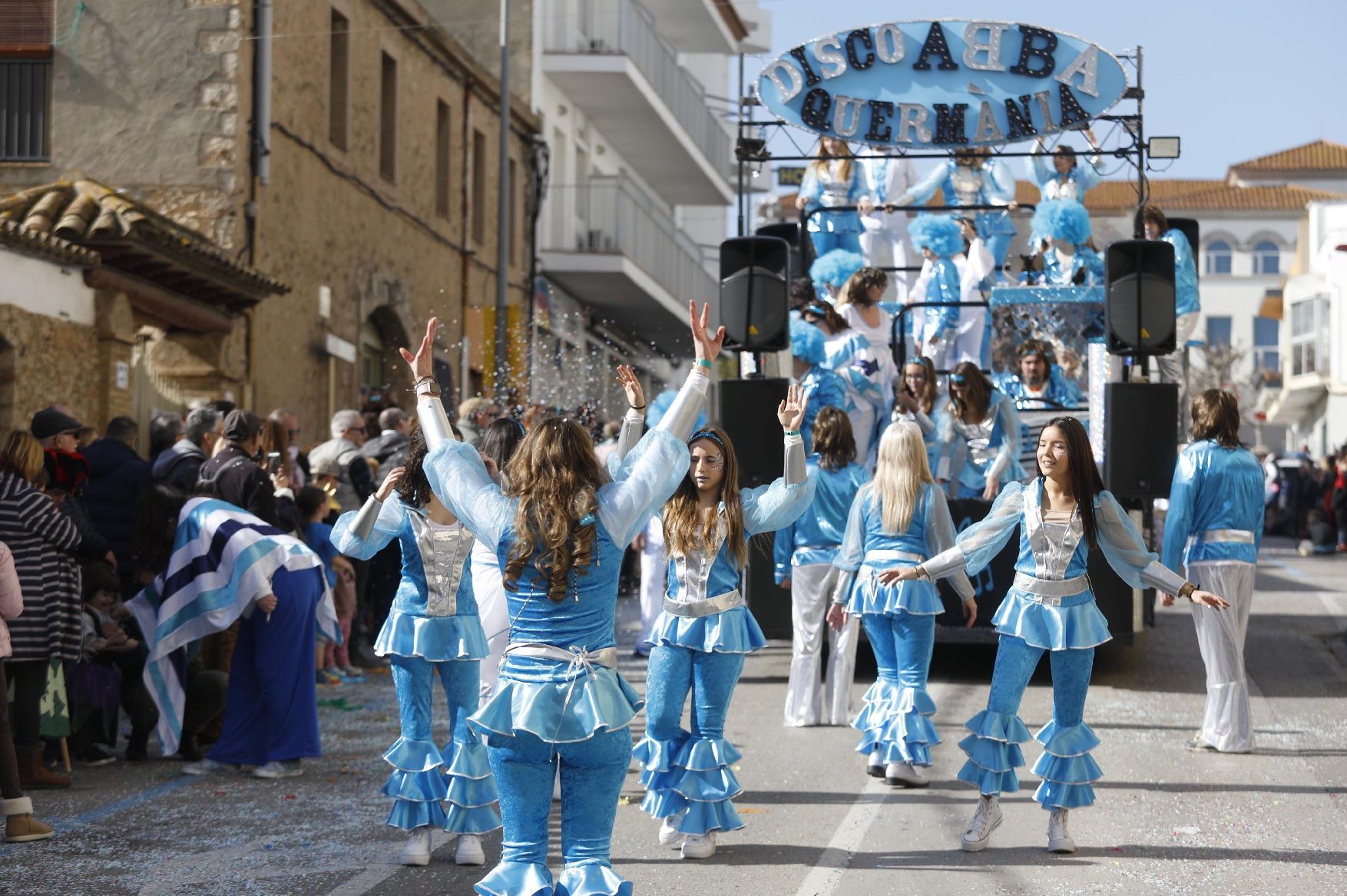 L'Escala briva amb la rua del Carnaval