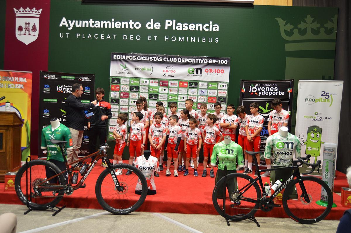 Los más pequeños, integrantes de la escuela ciclista.