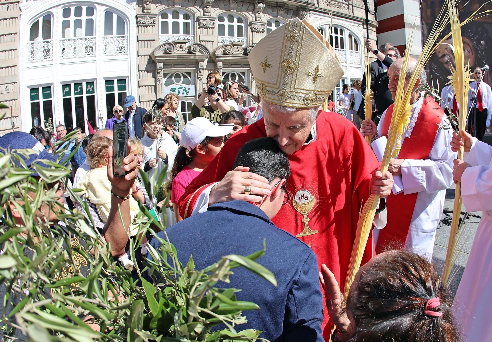 Cientos de fieles acompañan a la 'Borriquita' y bendicen sus ramos en Vigo