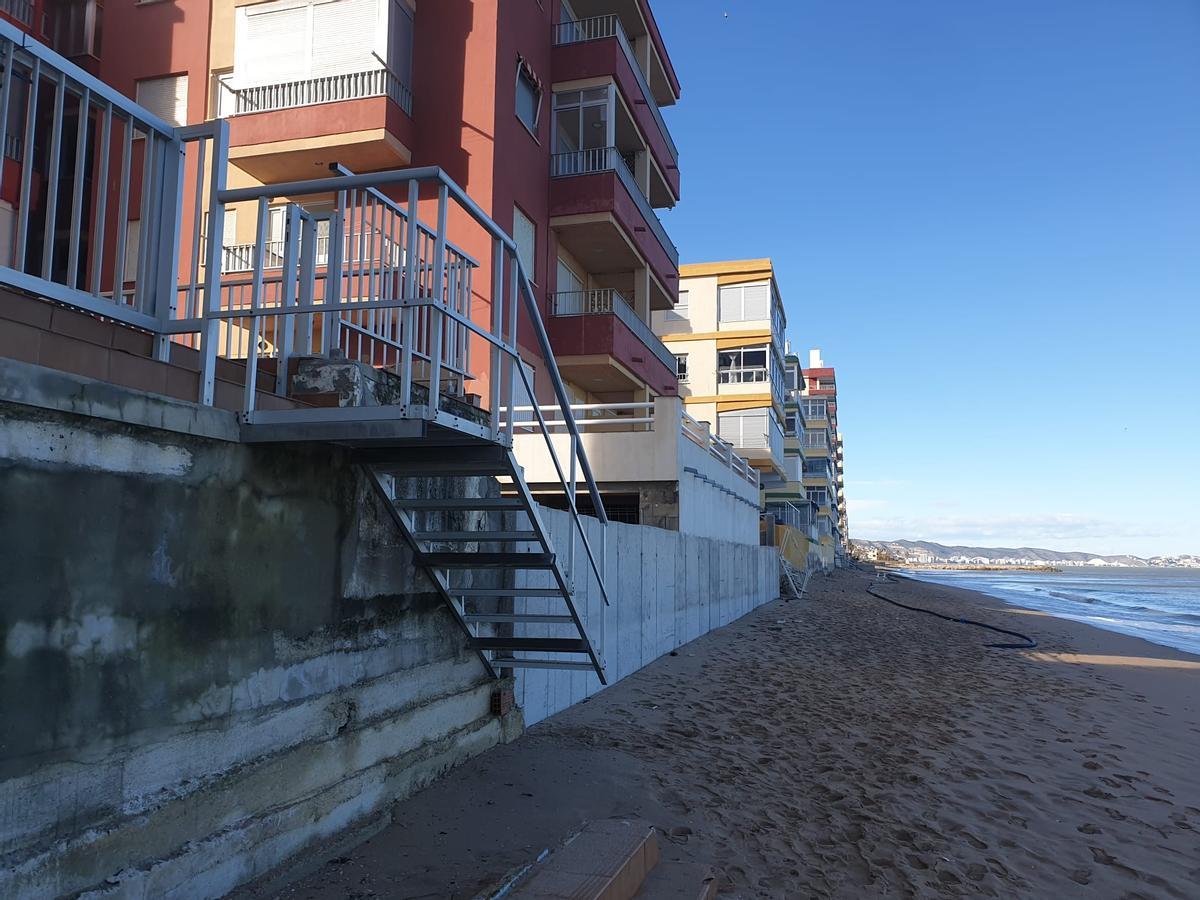 La pérdida de arena se evidencia en los peldaños de la escalera.