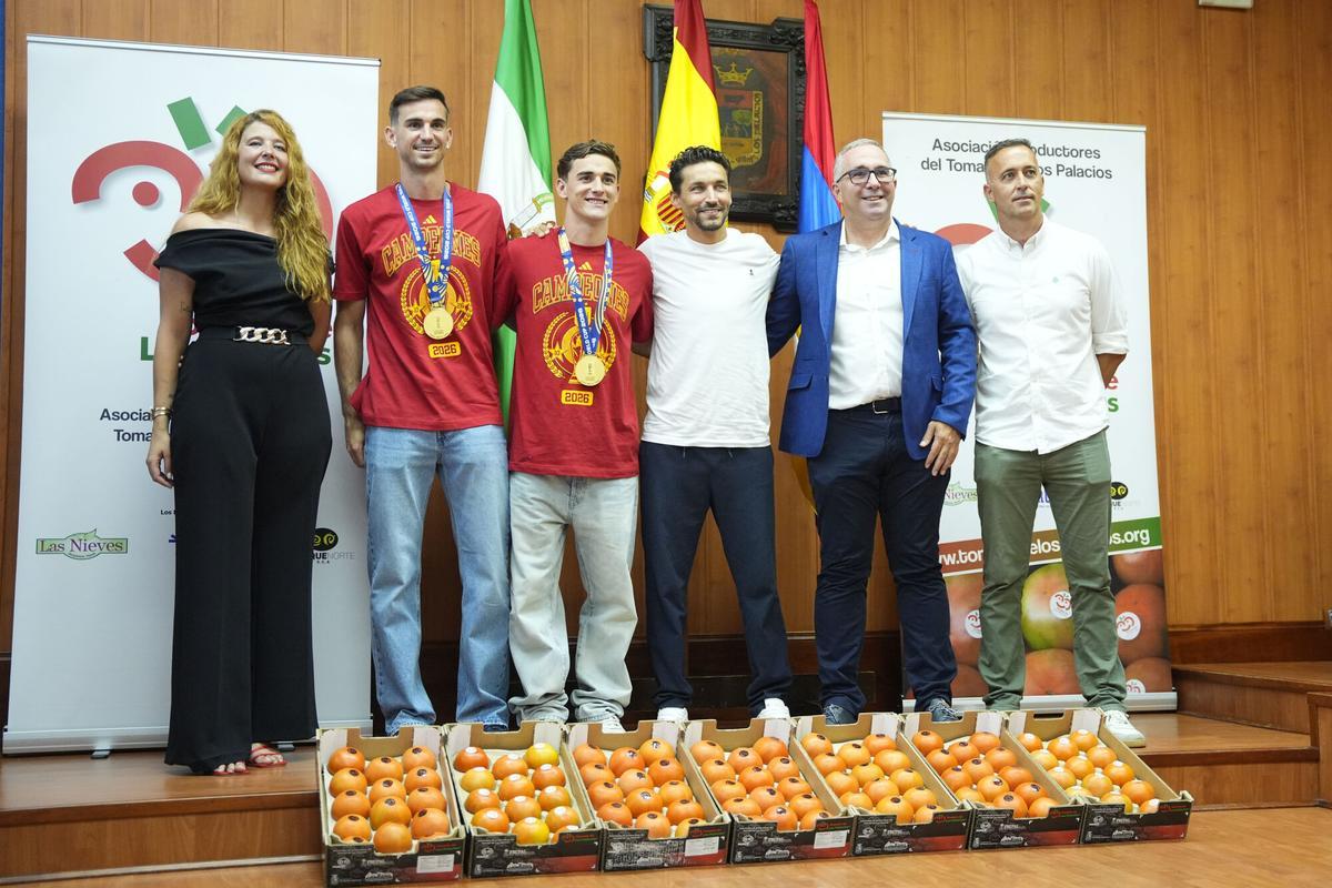 Los Palacios se rinde a Fabián y Gavi, sus campeones del mundo