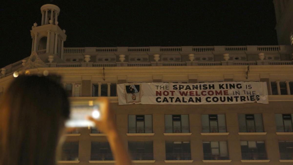 La pancarta que afirma que el Rey no es bienvenido a Catalunya, este jueves por la noche, 16 de agosto, en el edificio de plaça Catalunya, 9.
