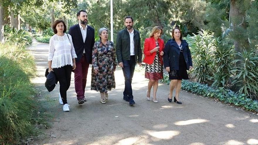 Daniel Pérez junto a varias ediles del PSOE.