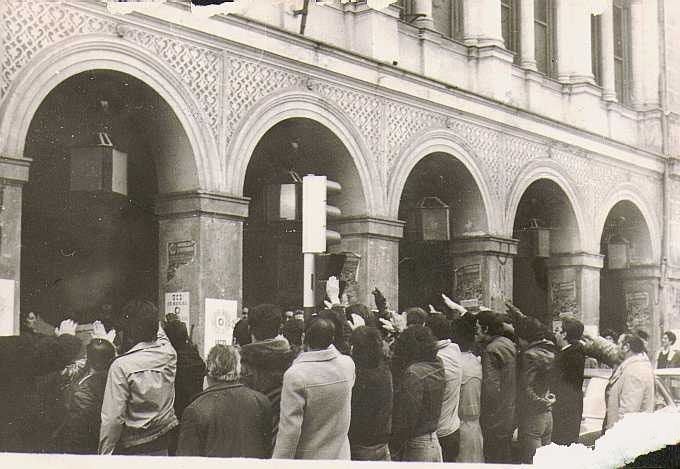 Asistentes a un mitin de Fuerza Nueva en el Teatro Calderón de Valladolid en 1977.